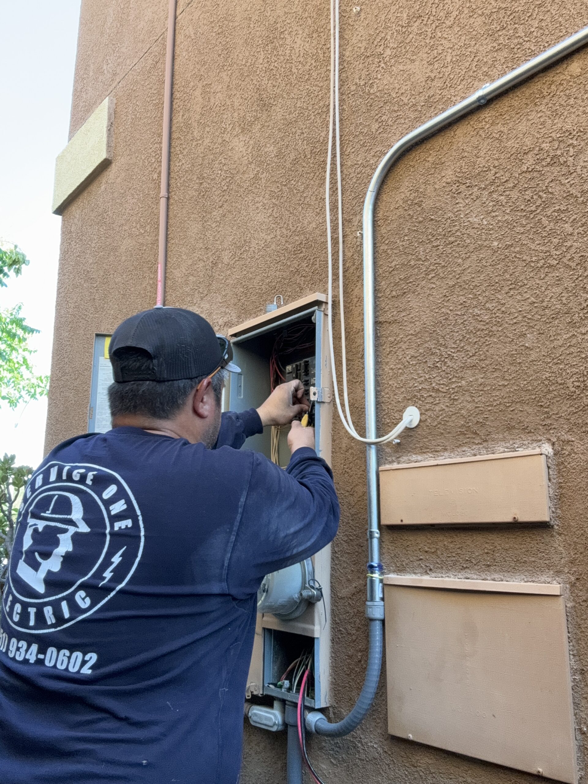 service one electric in action fixing an oven circuit